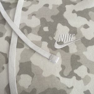 White Chamo Nike sweater never been wear before in excellent condition
